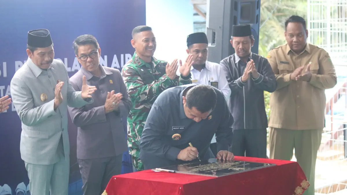 Bupati PPU Mudyat Noor menandatangani prasasti peresemian IPA Waru di Desa Bangun Mulyo, Kecamatan Waru, Senin (15/6/2026). (AHMAD MAKI/KP)