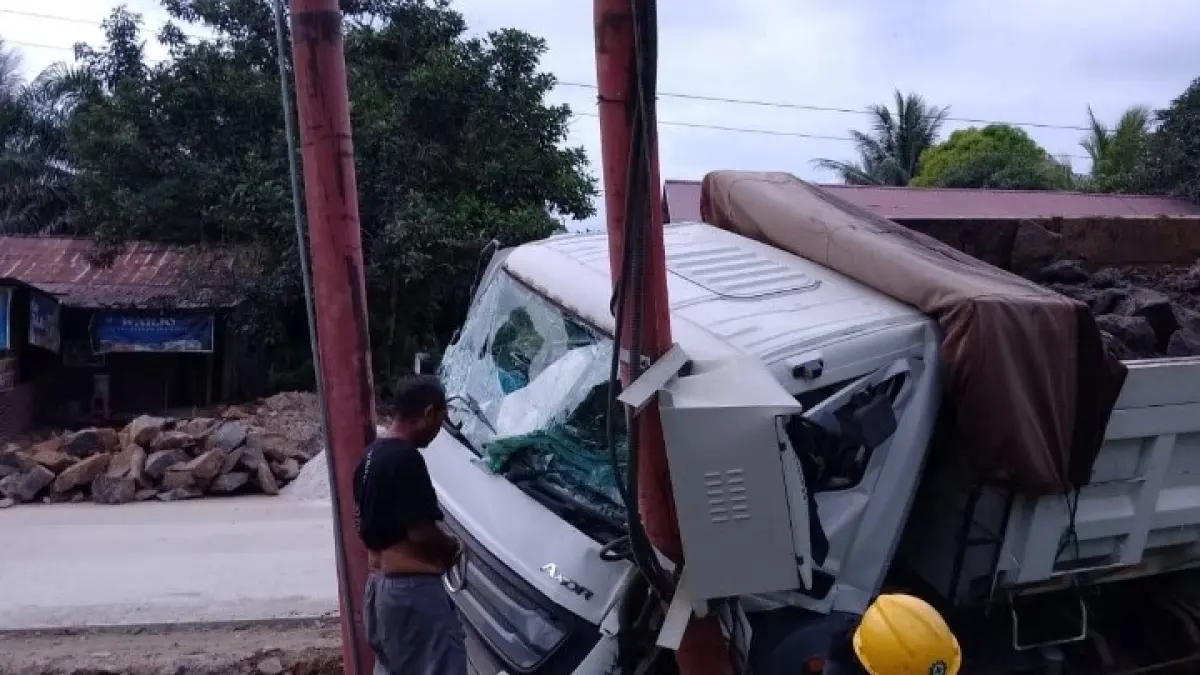 DITABRAK: Truk menabrak tiang listrik di Jengan Danum Kecamatan Damai hingga berdampak pada gangguan listrik. 
