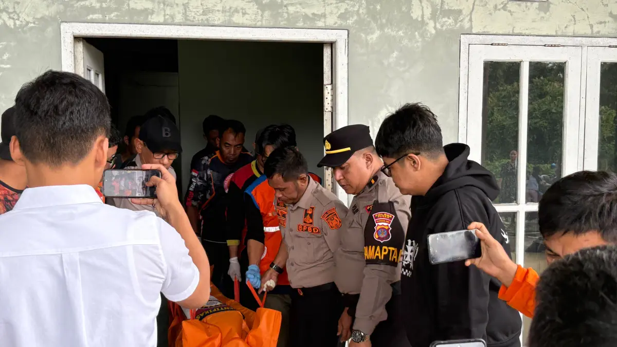 EVAKUASI: Petugas saat mengevakuasi jenazah dari penginapan di Desa Tanah Periuk Kecamatan Tanah Grogot, Senin (15/6/2026).  