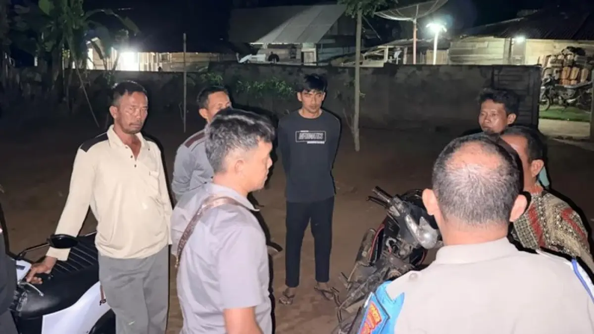 KINI DIBURU: Aparat kepolisian mengamankan barang bukti dan melakukan pengejaran terhadap pelaku yang diketahui pelajar kelas 1 sebuah SMP, yang diduga menusuk seorang guru SD hingga meninggal dunia.(IST)