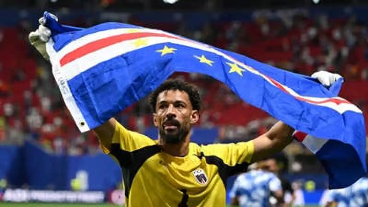 Kiper Tanjung Verde, Vozinha, menjadi sorotan dunia setelah tampil gemilang saat menahan imbang Spanyol di Piala Dunia 2026. Popularitasnya melonjak dengan jumlah pengikut Instagram yang meningkat drastis.