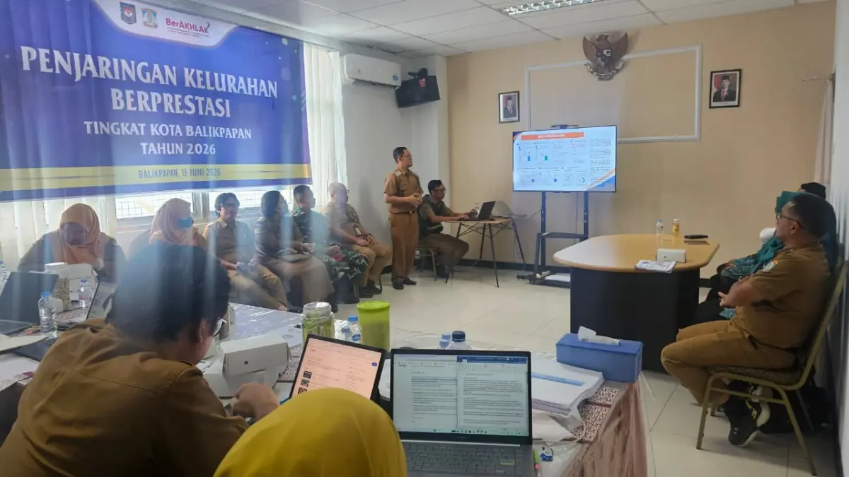 Lurah Graha Indah Muhammad Arif Rachman (berdiri ujung) memaparkan materi dihadapan tim penilai.