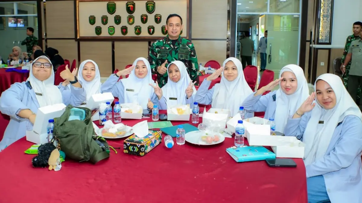 Mayjen Krido Pramono bersama siswa dan siswi SMA Islam Bunga Bangsa Samarinda di Kodam VI/Mulawarman.