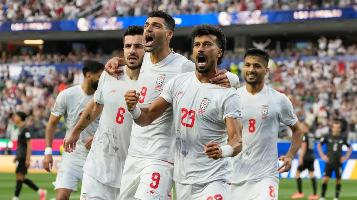 MERAYAKAN: Ramin Rezaeian (23) dari Iran merayakan bersama rekan setimnya setelah mencetak gol selama pertandingan sepak bola Grup G Piala Dunia di Inglewood, California, dekat Los Angeles, Senin, 15 Juni 2026.(AP)