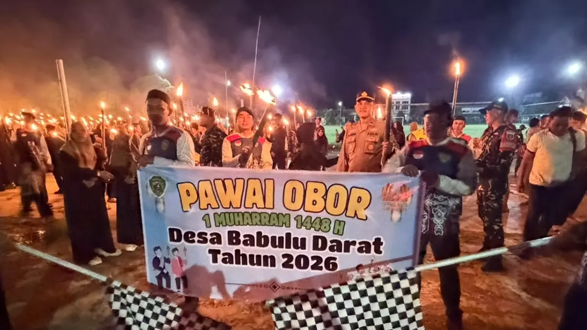 MERIAH: Pawai Obor 1 Muharram 1448 Hijriah di Desa Babulu Darat, Babulu, PPU, dilepas oleh Kapolsek Babulu, Andi Fatahuddin Bakry.(humas polres ppu)