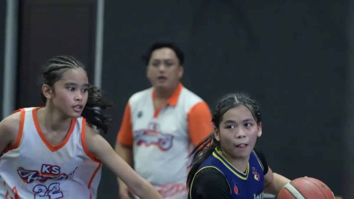 MONCER: Pemain Tunas Jaya Samarinda (biru) berusaha melewati adangan pemain KS Angels dalam duel final KBL Kategori Klub SMP Putri. (DONI ADITYA/KP)

&nbsp;