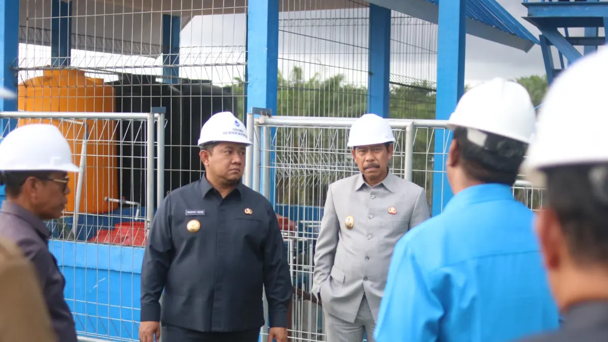 Mudyat Noor bersama Waris Muin meninjau Bendung Waru yang diproduksi oleh Perumda Air Minum Danum Taka PPU. (AHMAD MAKI/KP)