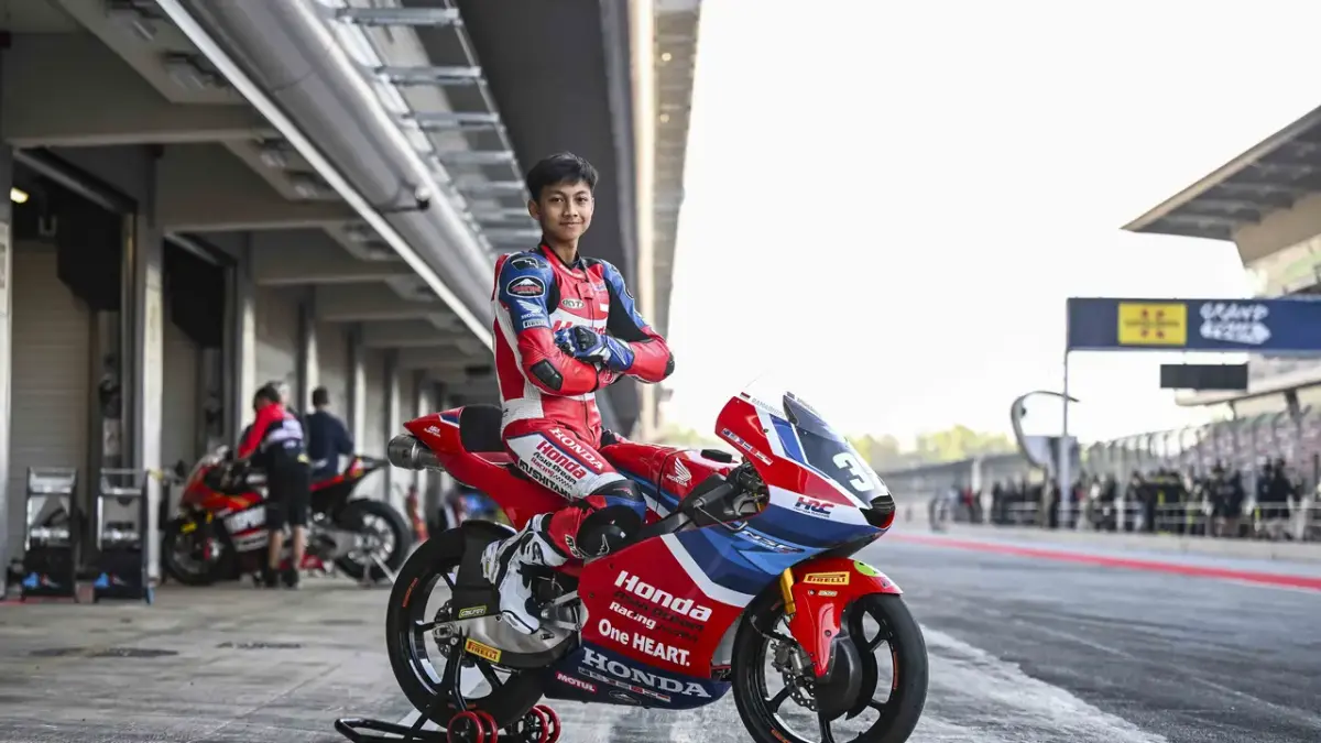 Muhammad Kiandra Ramadhipa bersiap menghadapi tantangan baru pada ajang Moto3 Junior World Championship 2026 yang akan berlangsung di Sirkuit Barcelona-Catalunya, Spanyol, pada 21-24 Mei 2026. (Astra Honda)