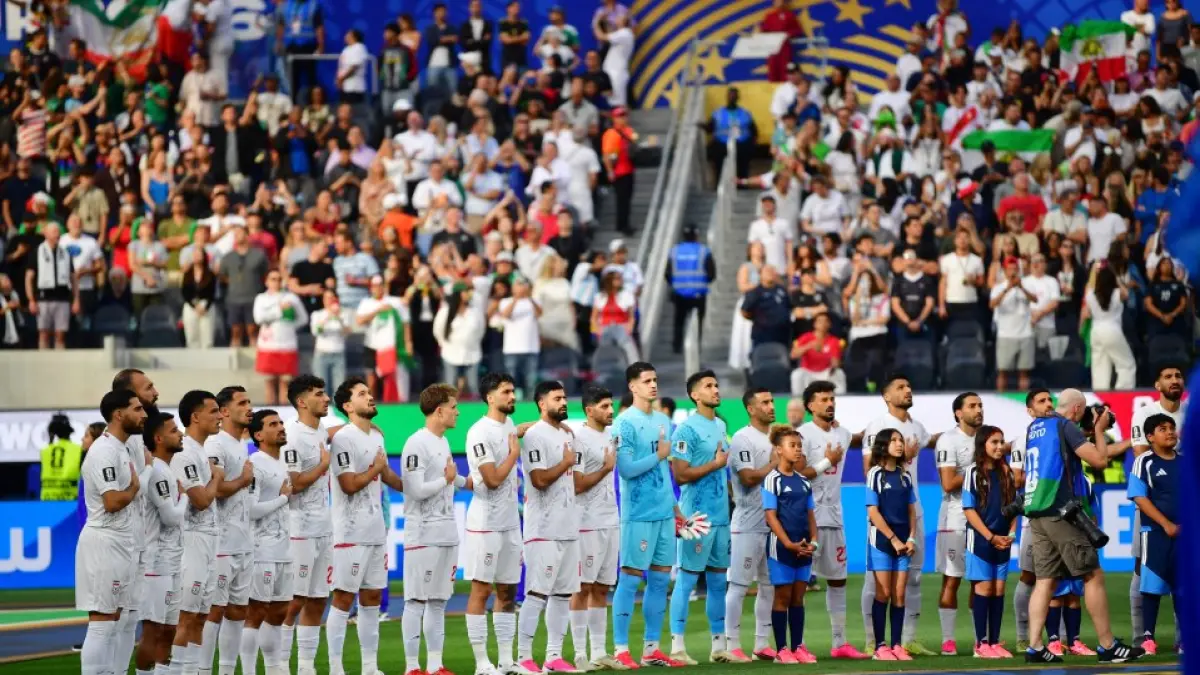Pemain Timnas Iran berbaris saat lagu kebangsaan dikumandangkan sebelum laga melawan Selandia Baru di Piala Dunia 2026. (THE SUN)