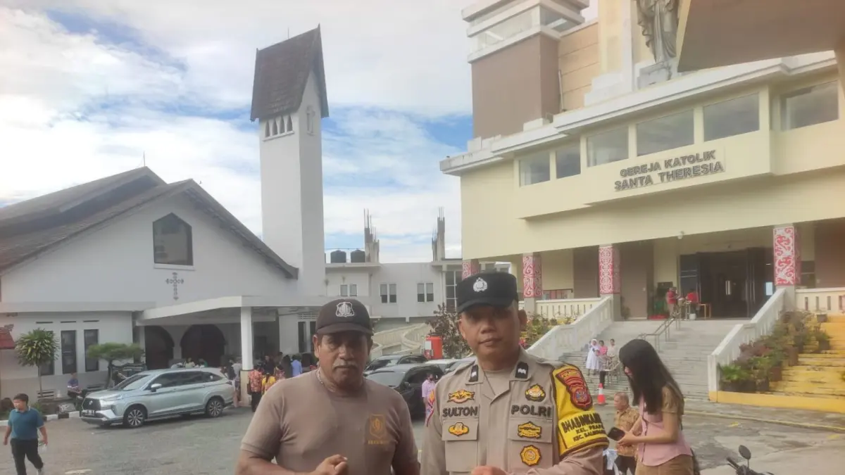 PENGAMANAN: Personel Polresta Balikpapan melakukan pengamanan di sejumlah gereja Balikpapan.