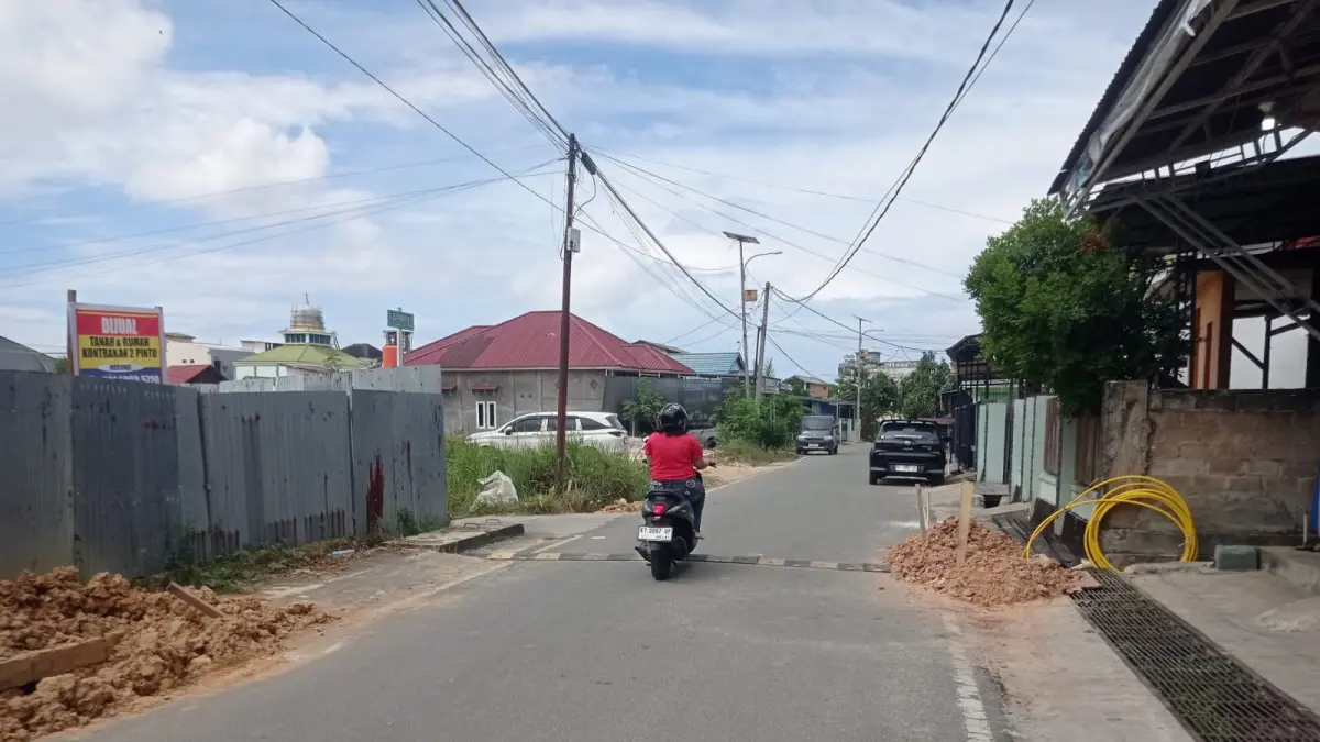 PENGERJAAN: Pemasangan pipa sambungan rumah jargas masih dikerjakan oleh kontraktor pemenang tender yang pembiayaannya dari pusat. (ADIEL KUNDHARA/KP)