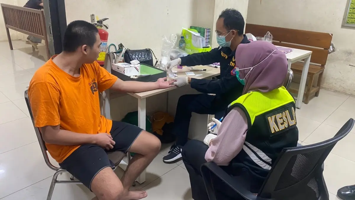 Personel Sidokkes Polres Berau saat melakukan pengecekan kesehatan.