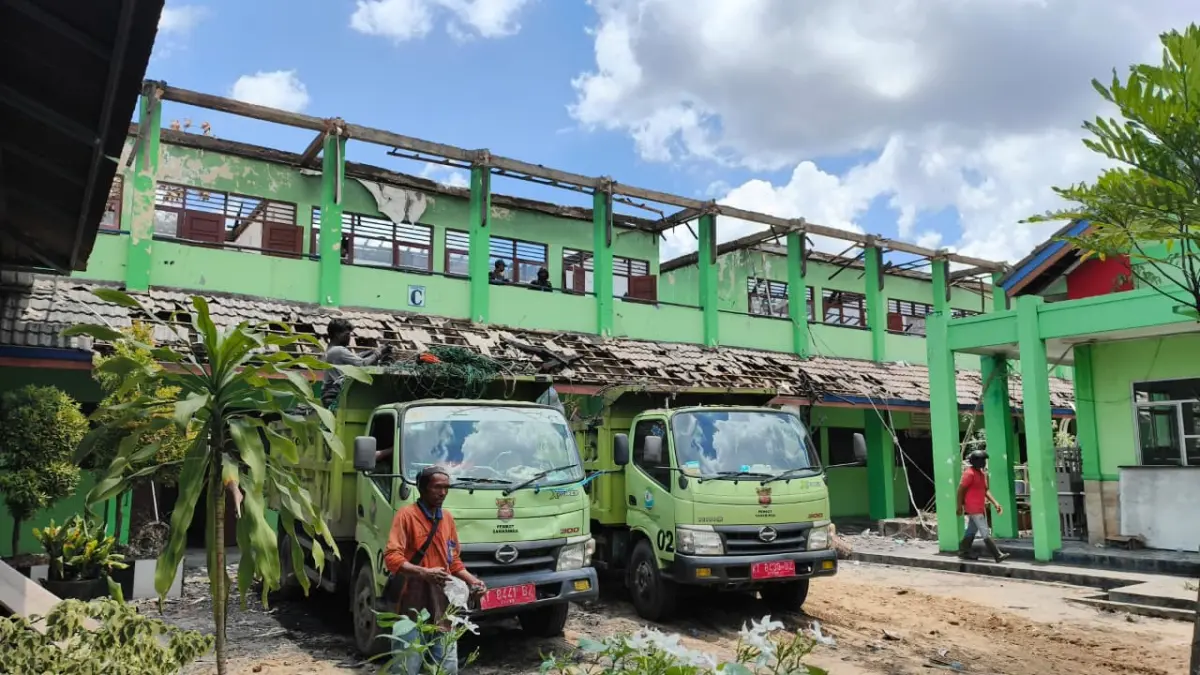 PROSES: Delapan ruang kelas di gedung dua lantai SMPN 2 Samarinda akan direhabilitasi dengan anggaran sekitar Rp1,9 miliar pascakebakaran (1/4) lalu. HAFIZ/KP
