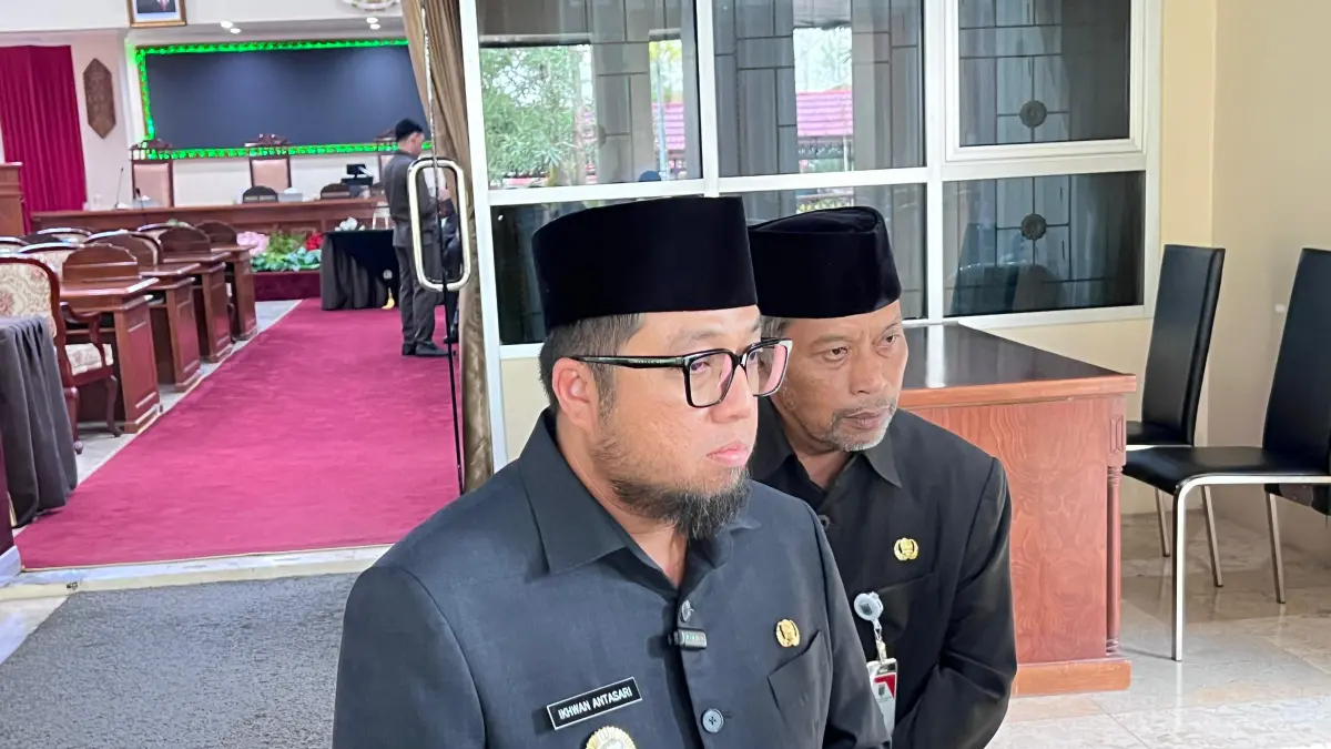 RAPERDA: Wakil Bupati Paser Ikhwan Antasari saat menjelaskan usulan Raperda di DPRD Paser, Senin (15/6). (NAJIB/KP)