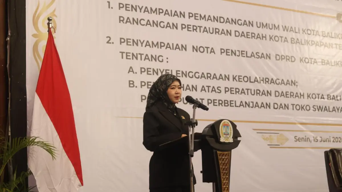 REGULASI: Anggota Bapemperda DPRD Balikpapan, Siska Anggreni, saat memaparkan urgensi perubahan regulasi terkait penataan pasar dan swalayan. (ANGGI/KP)