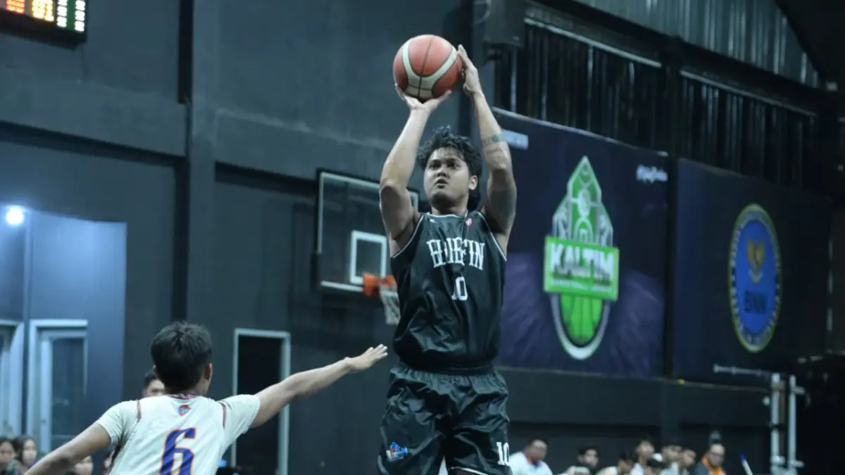 Samarinda, Gunawan melepaskan tembakan tiga poin di pertandingan final kontra OSNBC. (DONI ADITYA/KP)
