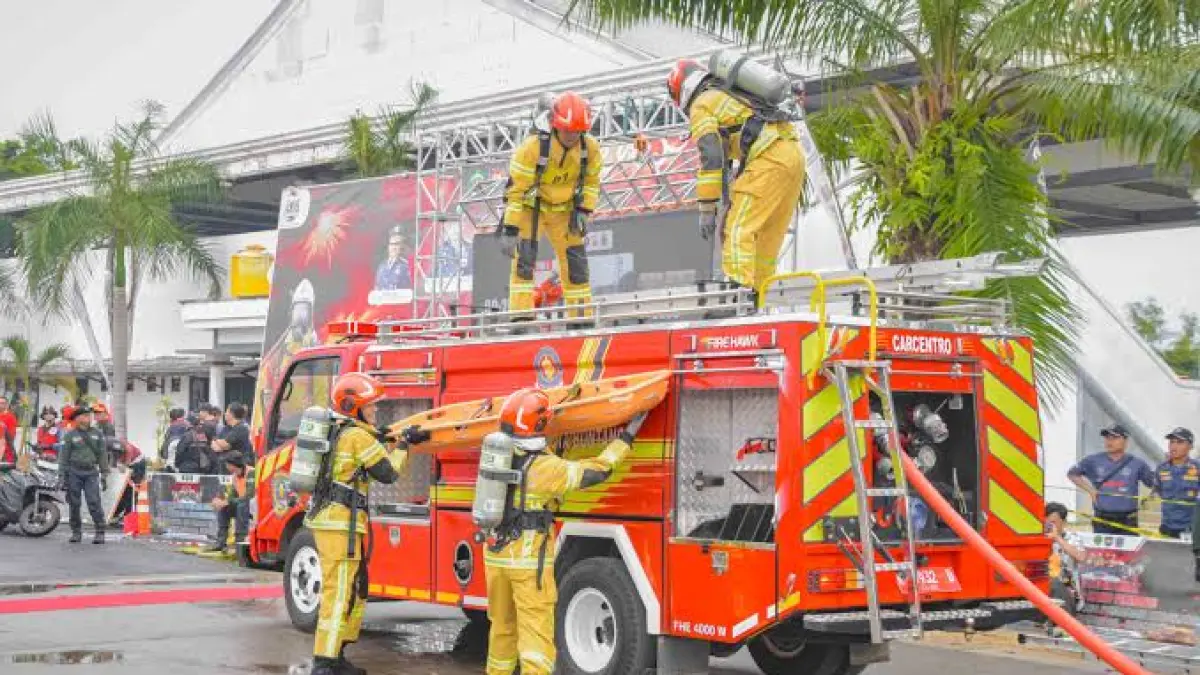 UTAMAKAN PUBLIK: Kendaraan pemadam kebakaran bakal terus disuplai anggaran bahan bakar minyak meskipun terdapat kenaikan harga BBM non subsidi. (ADIEL KUNDHARA/KP)