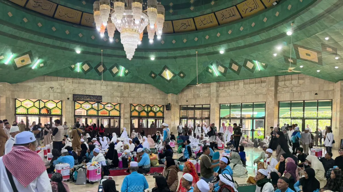 150 jamaah haji Kukar tiba selamat di Masjid Agung SAMS Tenggarong. Kepala Kemenag Norjali pastikan seluruh rombongan sehat walafiat.