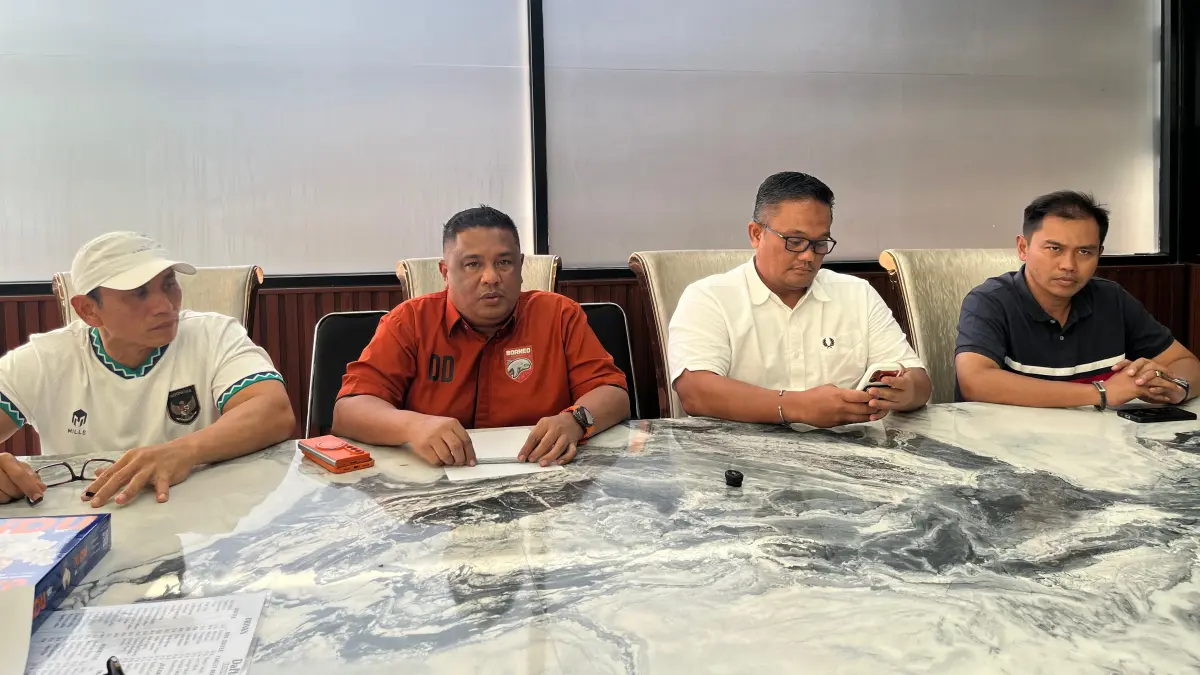 Anggota tim formatur KONI Kaltim memberikan keterangan terkait evaluasi perangkat pendukung Porprov VIII Kaltim 2026. Pengurus baru akan menyusun ulang sejumlah tim untuk mempercepat persiapan menuju Porprov di Kabupaten Paser. (NASYA RAHAYA/KALTIM POST)