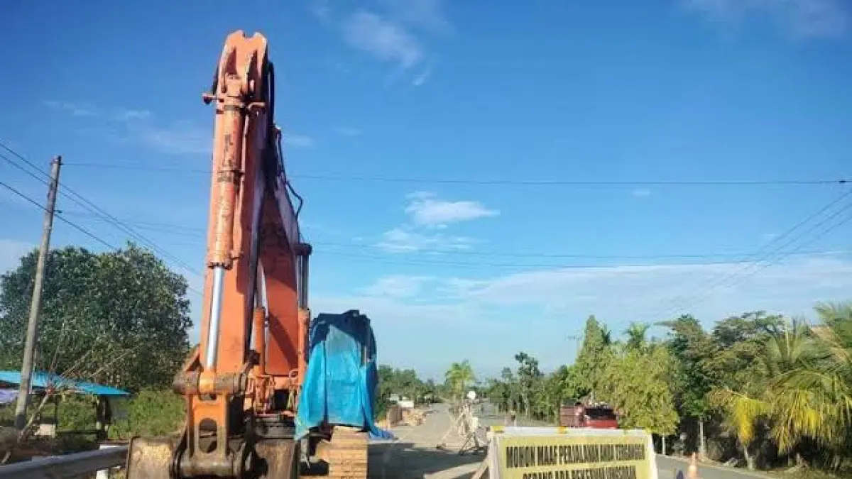 Alat berat milik Dinas PUPRK Bontang tetap dioperasikan untuk normalisasi drainase. Kenaikan harga BBM berpotensi memengaruhi intensitas layanan akibat meningkatnya biaya operasional. (ADIEL KUNDHARA/KALTIM POST).