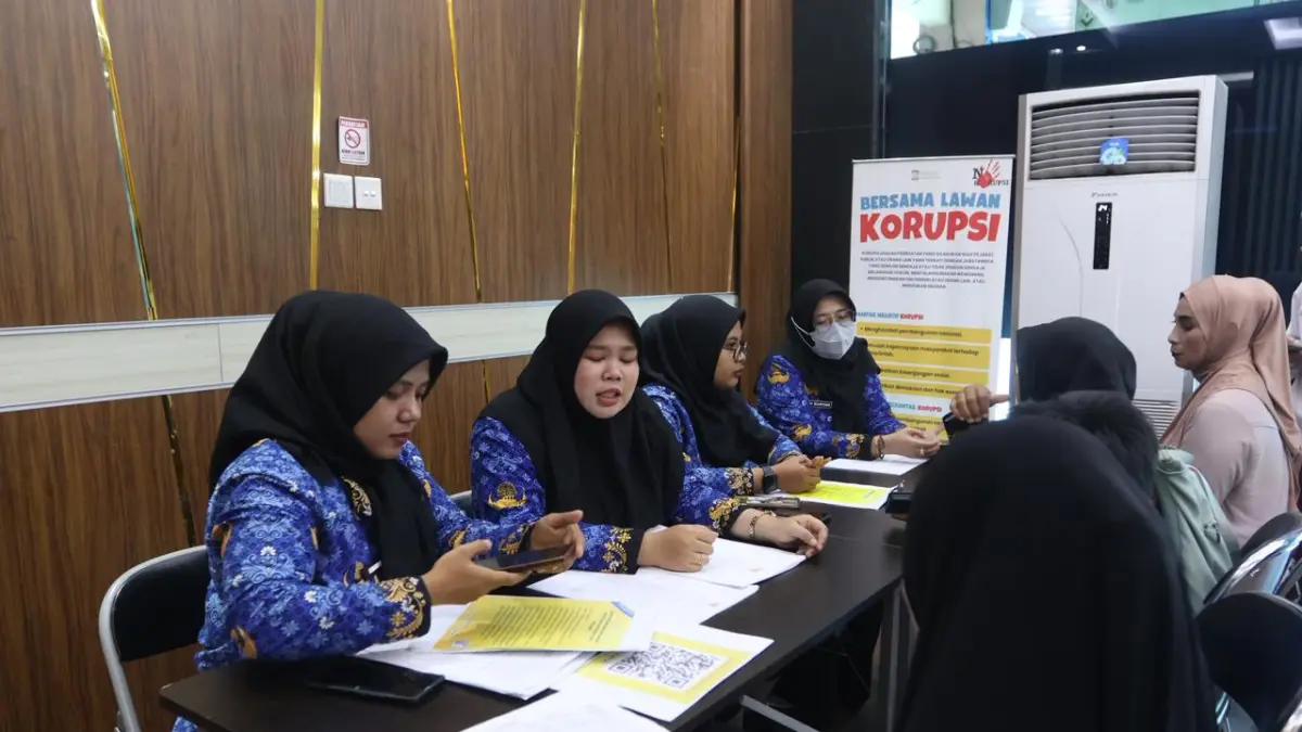 AMBIL ANTREAN: Suasana pelayanan pengambilan nomor antrean verifikasi dan validasi (verval) dokumen calon peserta didik baru di Kantor Disdikbud Balikpapan, Rabu (17/6).