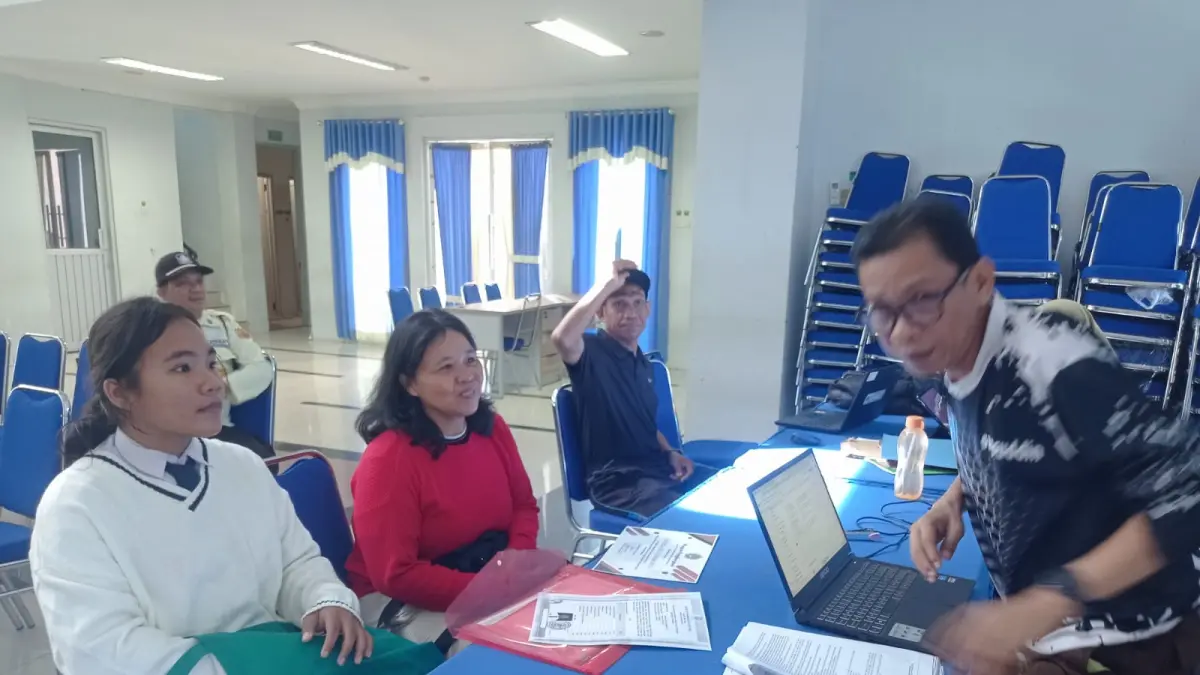 Calon murid menyerahkan berkas kepada operator saat proses Seleksi Penerimaan Murid Baru (SPMB) jenjang SMA dan SMK. Jalur mutasi tahun ini mendapat alokasi kuota 5 persen dari daya tampung sekolah. (ADIEL KUNDHARA/KALTIM POST)