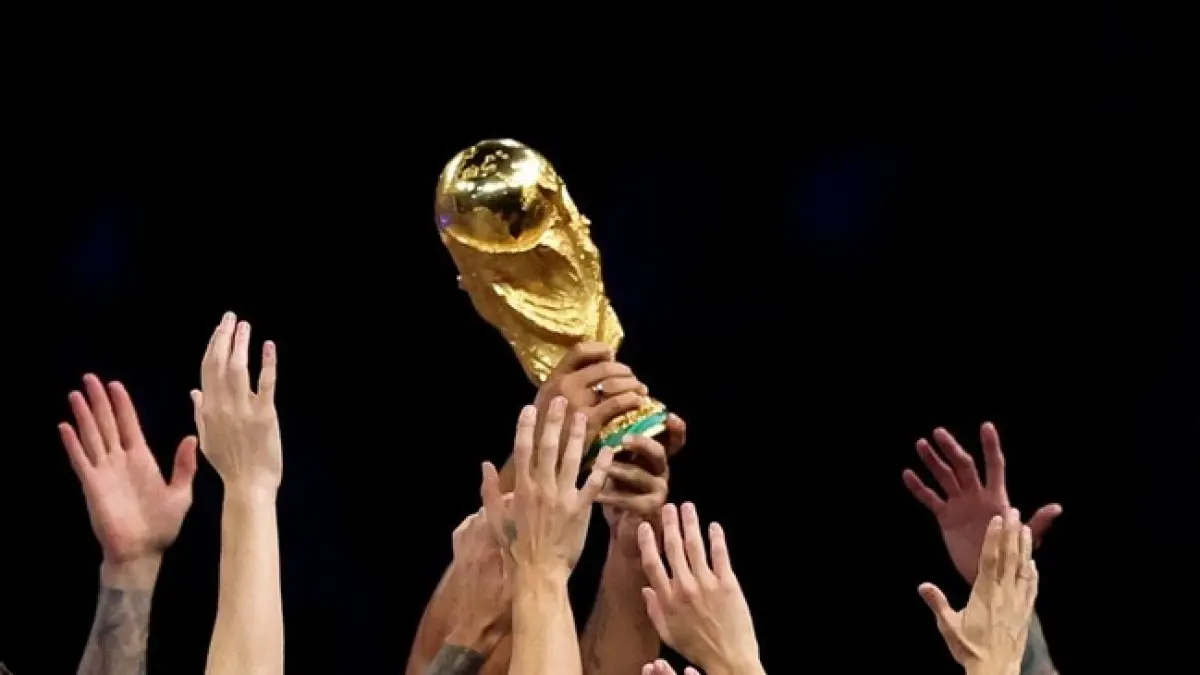 Ilustrasi sang juara mengangkat trofi Piala Dunia 2026.(rtr)