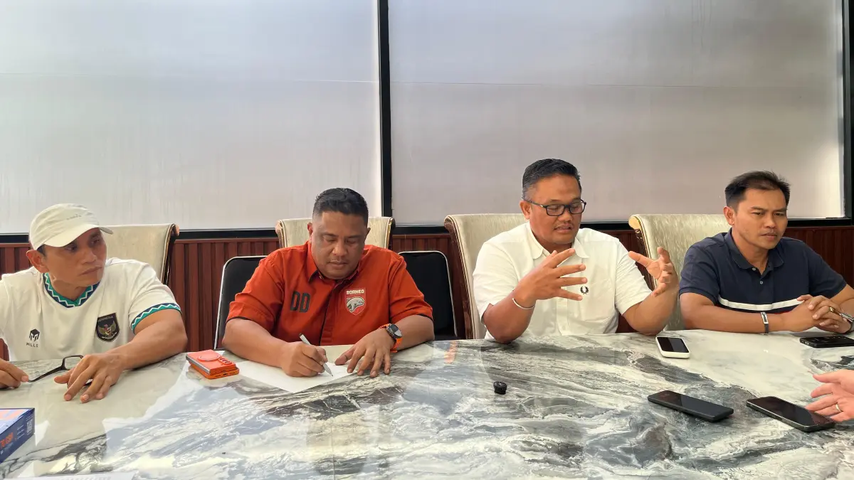 Ketua Umum KONI Kaltim terpilih periode 2026-2030, Anderiy Syachrum (kedua kanan), didampingi tim formatur saat memberikan keterangan pers usai merampungkan susunan kepengurusan KONI Kaltim. (NASYA RAHAYA/KALTIM POST)
