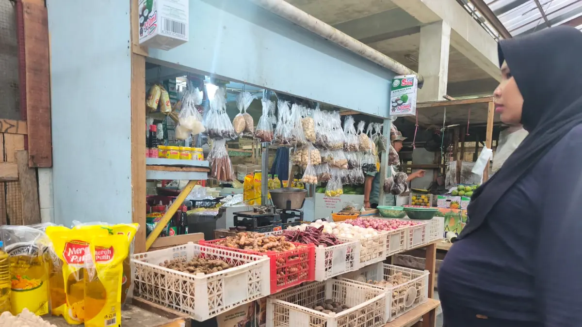 Kondisi Pasar Induk Nenang Penajam yang sepi lantaran masyarakat lebih memilih berbelanja di tempat lain. (AHMAD MAKI/KP)