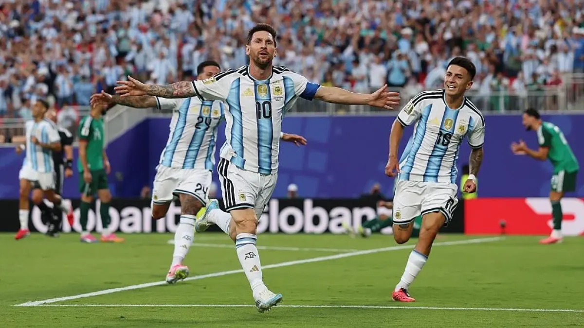 Lionel Messi berselebrasi usai cetak gol ke gawang Algeria. (Foto: FIFA/Maja Hitij)