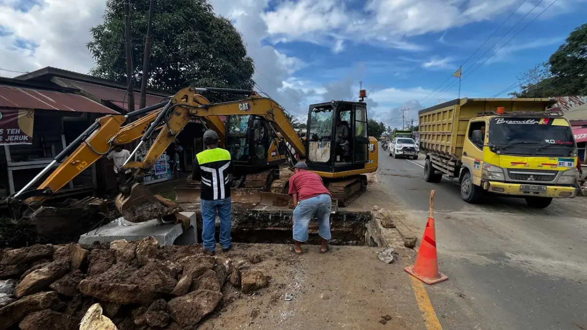 PEMASANGAN: Pemasangan box drain culvert di sejumlah titik di segmen II, ruas Sp Belusuh - Mentiwan. (SUNARDI/KP)