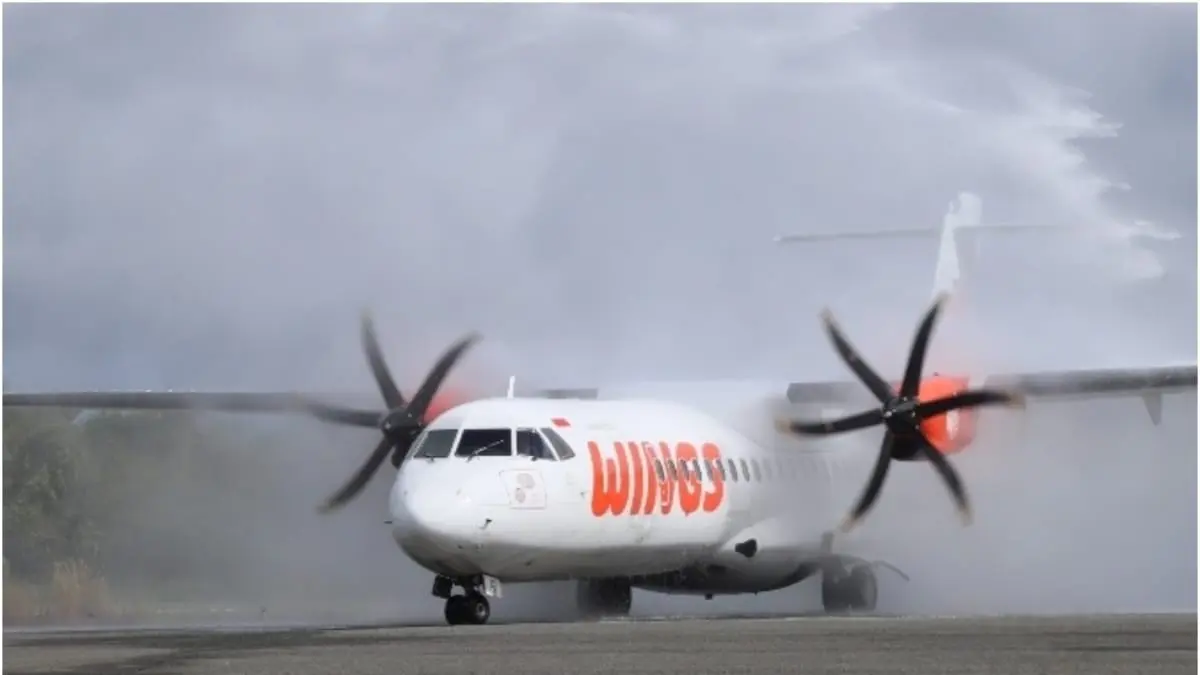 Penyambutan penerbangan perdana Wings Air (atas) disambut Pemkab Kutai Barat di Bandara Melalan Melak. (IST)