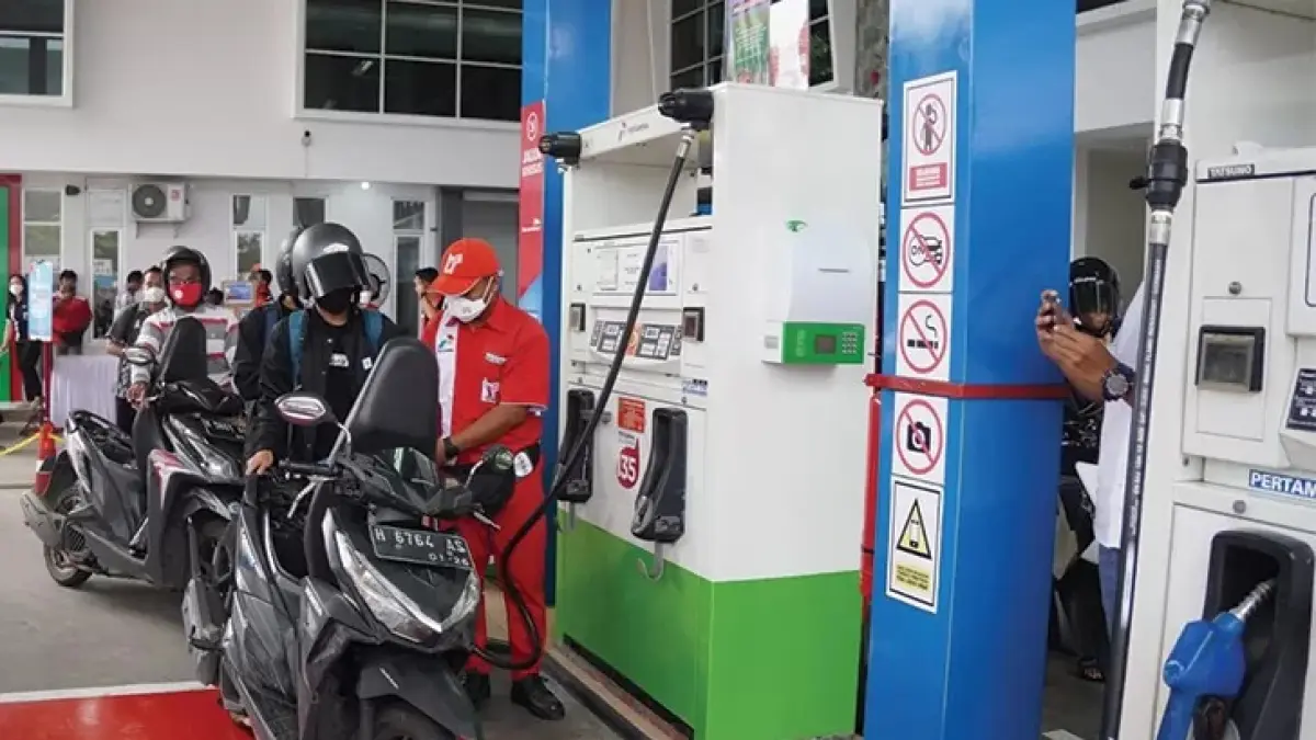 Ilustrasi petugas SPBU saat melayani pengisian BBM subsidi Pertalite.