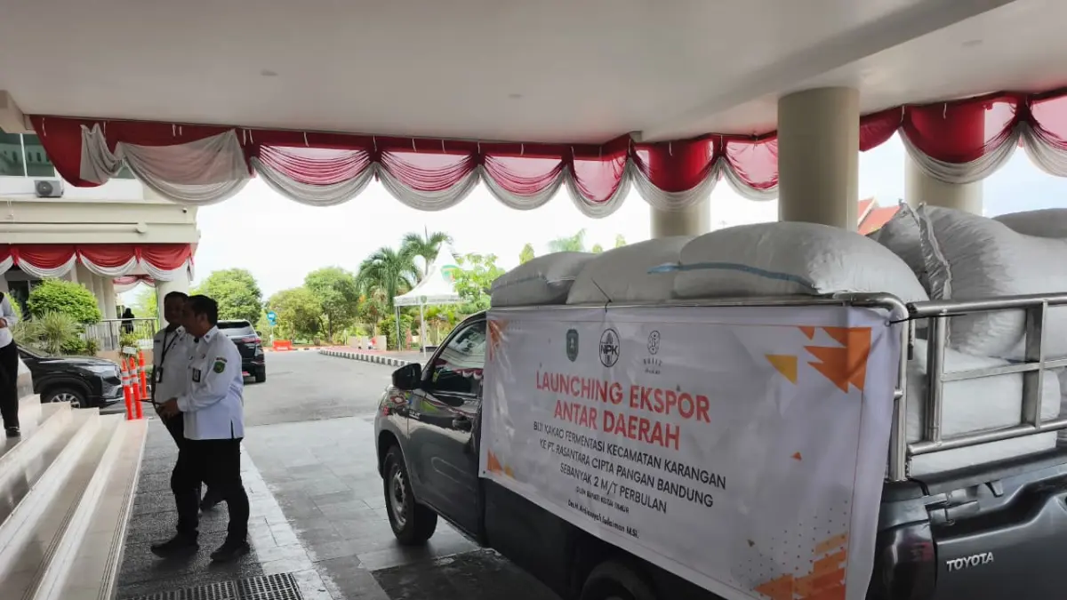 POTENSI DAERAH: Pengiriman perdana dua ton biji kakao fermentasi asal Desa Karangan Ilir, Kecamatan Karangan, ke PT Rasantara Cipta Pangan Bandung di halaman Kantor Bupati Kutim, Rabu (17/6). Jufriadi/KP