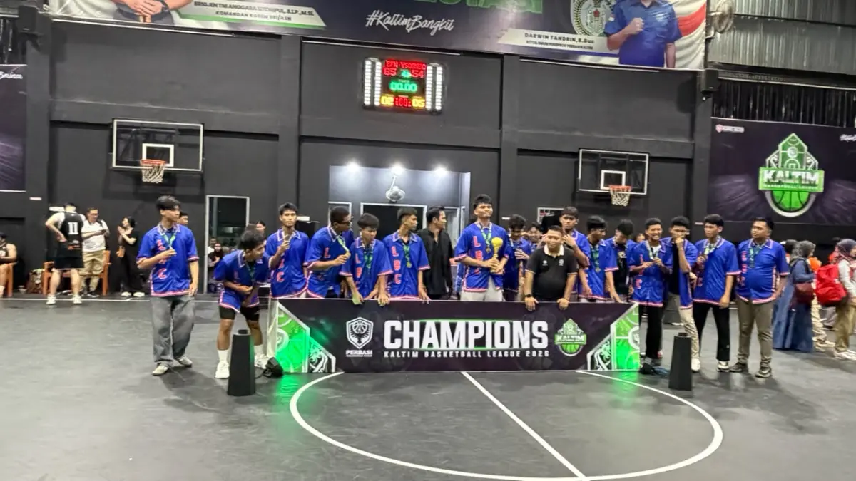 RAJUT PRESTASI:&nbsp;Tim Basket Loktuan Basketball Club (LBC) asal Bontang menjadi jawara dalam Kaltim Basketball League di kategori SMA. (FOTO: ADIEL KUNDHARA/KP)
