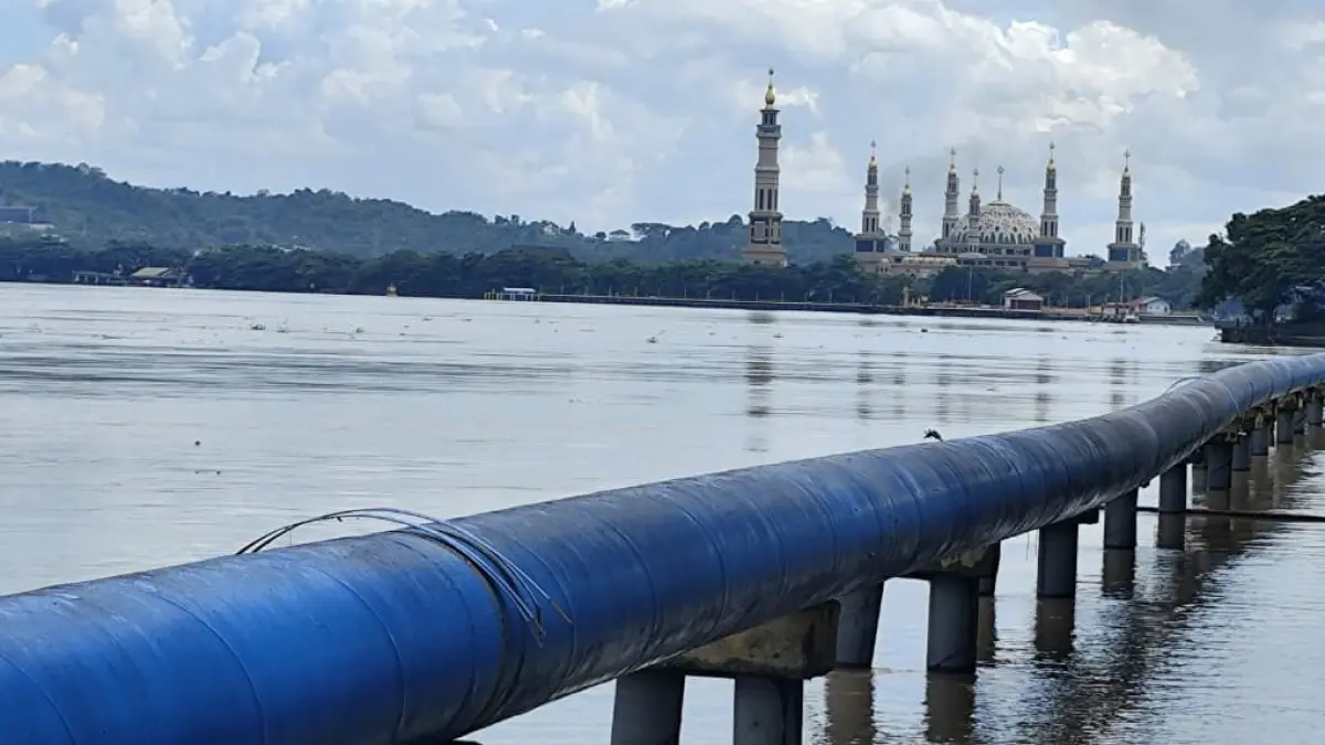 RUSAK: Sekitar sembilan titik klem terlepas dari tiang panjang, di tepian sungai Mahakam imbas tertabrak kapal ponton, Senin (15/6) lalu.