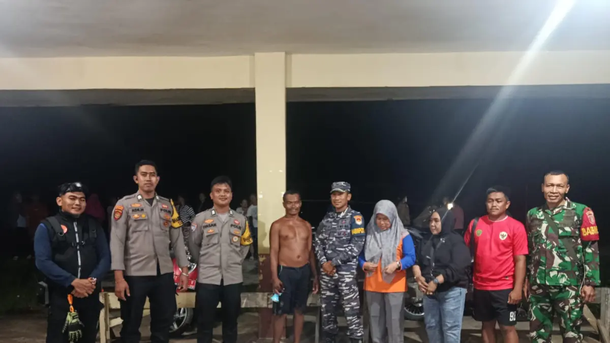 SELAMAT: Lukman (bertelanjang dada), nelayan Api-Api, Kecamatan Waru, PPU, usai dievakuasi tim penyelamat setelah mesin perahunya mati di tengah laut.(humas polres ppu)