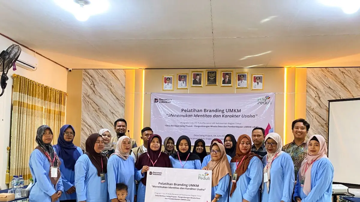 TAMBAH WAWASAN:Perwakilan PLN UIP KLT & Peserta Pelatihan Branding UMKM bertema “Menemukan Identitas dan Karakter Usaha” berfoto bersama usai mengikuti kegiatan yang diselenggarakan melalui Program TJSL Desa Berdaya Saing Prupuk .