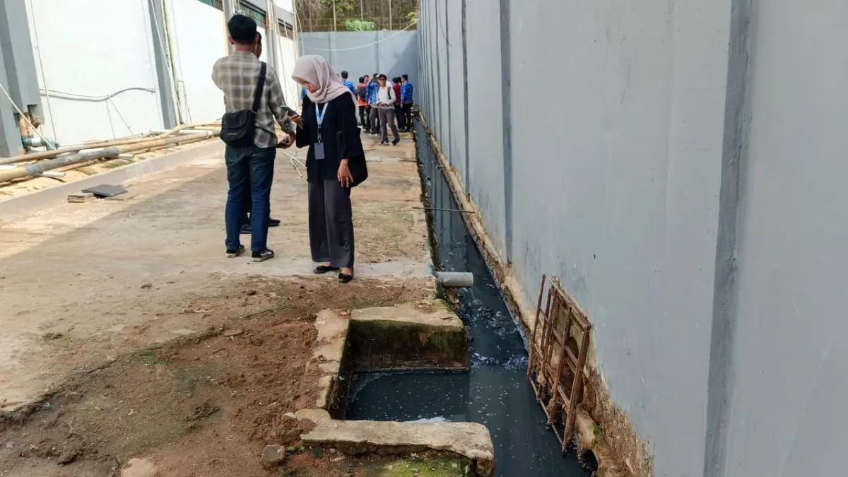 TINJAU LAPANGAN: Tim gabungan Pemkot Samarinda meninjau saluran IPAL Lapas Narkotika Kelas IIA Samarinda terkait penanganan limbah dan normalisasi drainase, Rabu (17/6). HAFIZ/KP