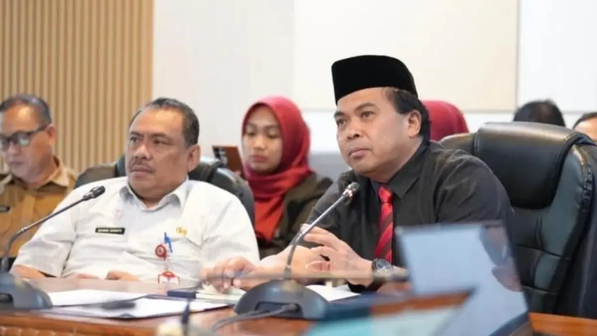 VALIDASI DATA: Wakil Wali Kota Bontang Agus Haris meminta calon penerima bantuan BPJS Ketenagakerjaan bagi pekerjaan rentan yang disubsidi oleh pemkot untuk dilakukan pengecekan supaya tepat sasaran. (ADIEL KUNDHARA/KP)