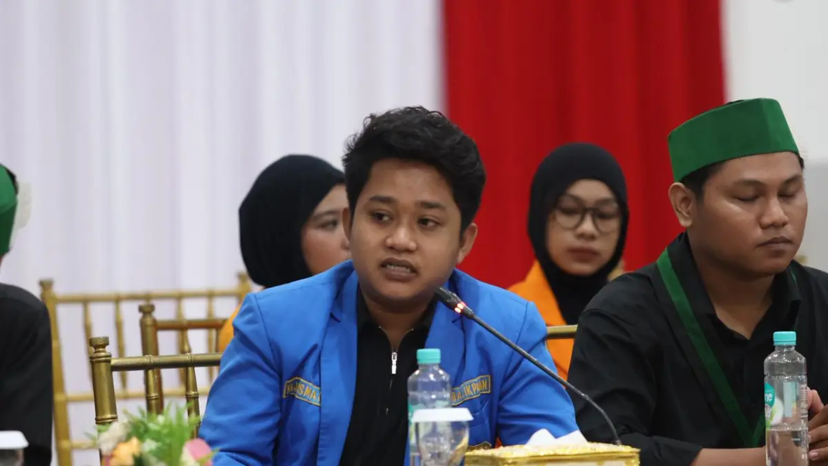 Perwakilan Aliansi Balikpapan Bergerak (Barak) saat menyampaikan 14 tuntutan terkait karut-marut distribusi Pertalite Balikpapan kepada Wali Kota Balikpapan Rahmad Mas’ud beserta jajaran Forkopimda di Aula Balai Kota Balikpapan, Kamis (18/6). (ANGGI PRADITHA/KP)