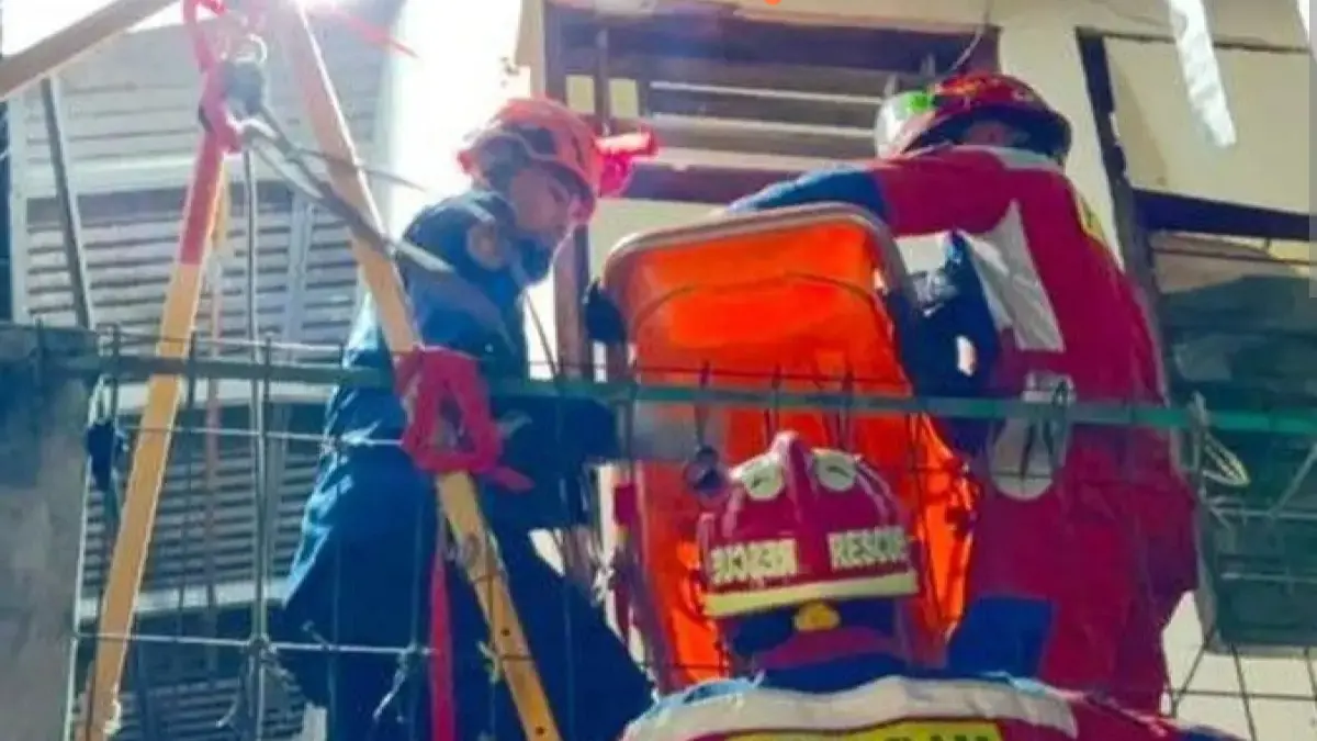 Petugas Suku Dinas Penanggulangan Kebakaran dan Penyelamatan (Gulkarmat) Jakarta Timur mengevakuasi jenazah warga berbobot sekitar 120 kilogram dari lantai dua sebuah rumah di Kelurahan Jati, Kecamatan Pulogadung, Selasa (16/6/2026). (IST/GULKARMAT JAKARTA TIMUR)