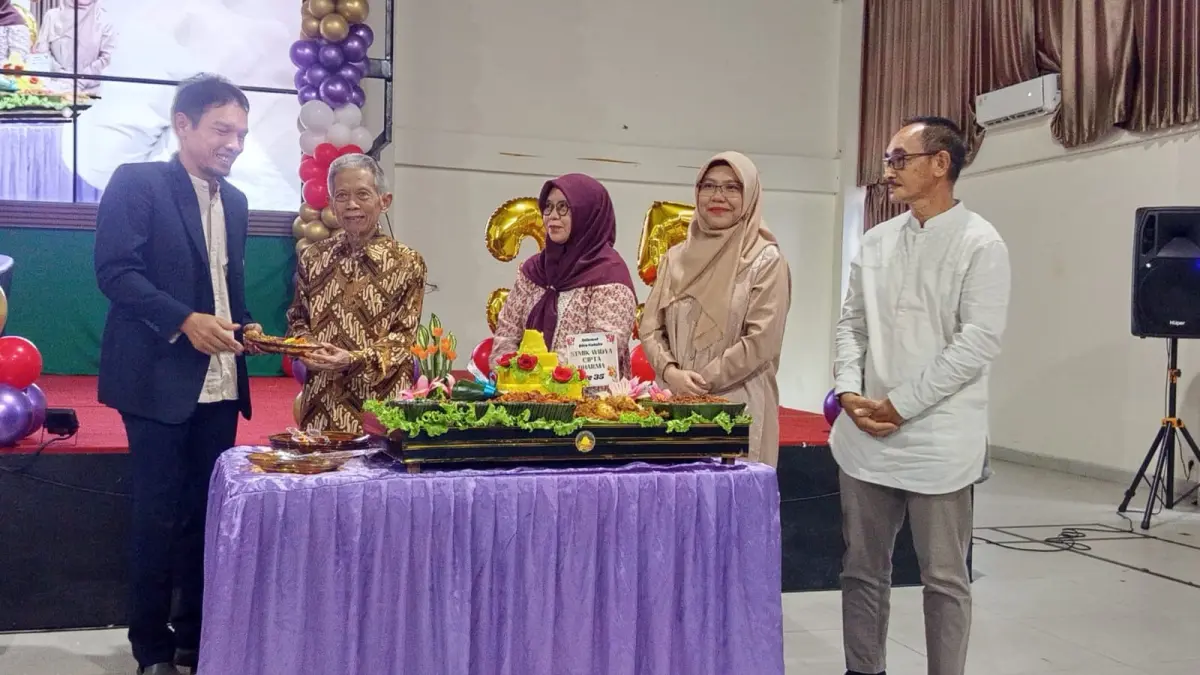 ACARA PUNCAK: Pemotongan tumpeng di acara puncak Dies Natalis ke-35 STMIK Widya Cipta Dharma.