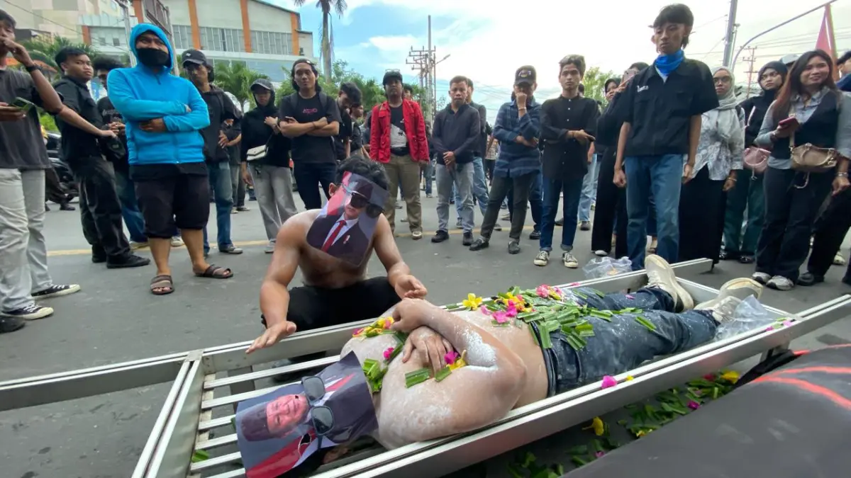 Bertempat di Jembatan Mahakam, Samarida, ratusan demonstran membawa keranda mayat serta atribut protes guna menuntut penurunan harga BBM, evaluasi Program Makan Bergizi Gratis (MBG), dan penghentian represivitas ruang sipil. (EKO/KALTIM POST)