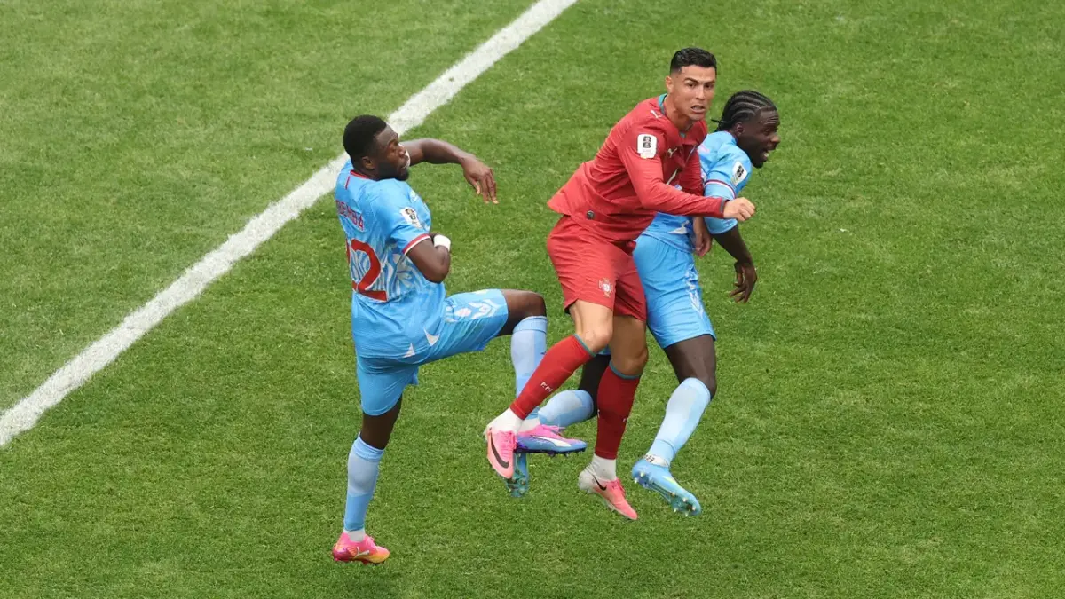 Cristiano Ronaldo mendapat pengawalan ketat dari dua pemain bertahan DR Kongo, Chancel Mbemba dan Axel Tuanzebe, dalam laga Grup K Piala Dunia 2026. (AFP)