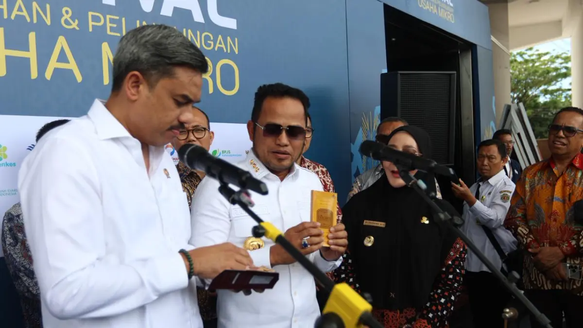 Gubernur Kaltim Rudy Mas’ud bersama Menteri UMKM Maman Abdurrahman mencicipi produk cokelat asal Berau yang berhasil ekspor sampai Prancis, Rabu (17/6). (ANGGI PRADITHA/KP)

&nbsp;

&nbsp;