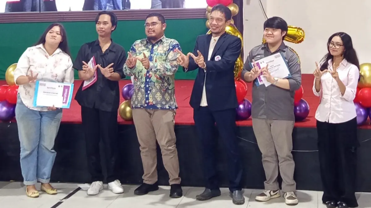 HADIAH: Penyerahan hadiah kepada para pemenang berbagai lomba yang telah digelar di Dies Natalis ke-35 STMIK Widya Cipta Dharma.