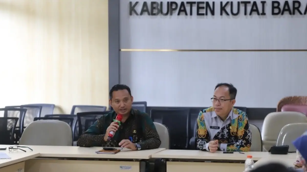 Kepala Disdukcapil Kubar Petrus (kiri) bersama Sekretaris Diskominfo Kubar Andre Fernanda saat memimpin jalannya audiensi strategis lintas sektoral di Sendawar.