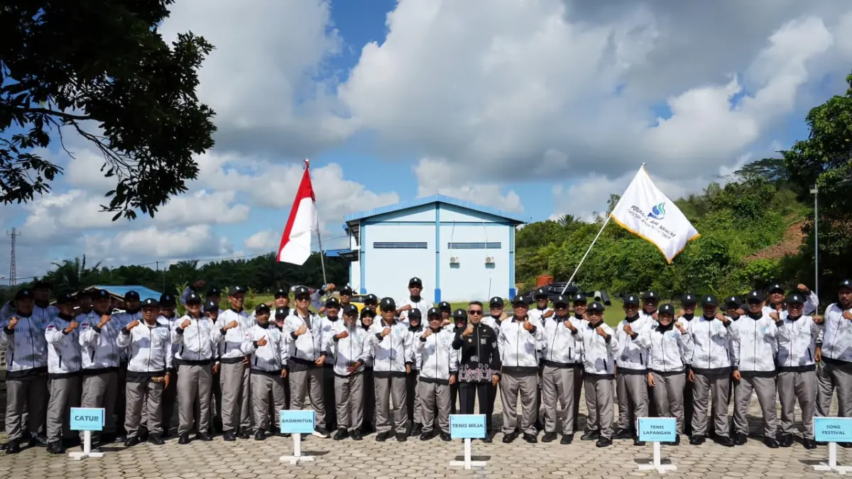 KOMPAK: Kontingen Perumdam Tirta Tuah Benua Kutim berfoto bersama usai pelepasan menuju PORDA PERPAMSI Kalimantan Timur VII di Kabupaten Kutai Barat, Kamis (18/6). (FOTO IST)