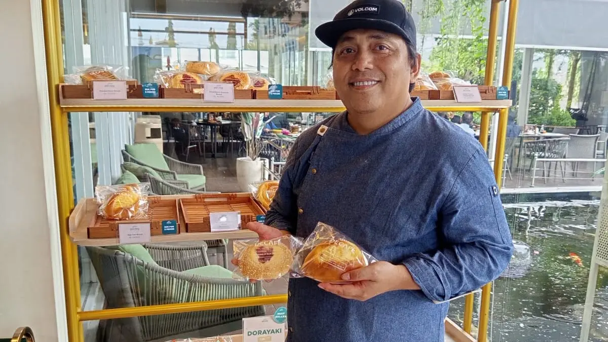Kru pastry DECAFE Samarinda memperlihatkan aneka roti dan pastry yang dipanggang segar setiap hari guna menjaga kualitas dan kesegaran produk bagi konsumen. Foto: Istimewa.